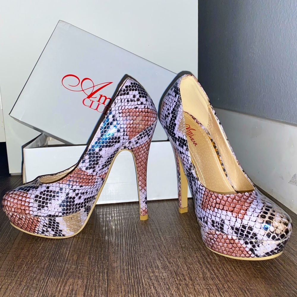 NEW Purple Snake Heels size: 6